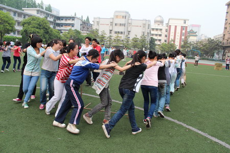 合肥七中2013年高三心理拓展訓練趣味運動會女生接龍跑