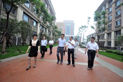 市人大副主任闞建華、市政協(xié)副主席程曉舫、市教育局局長徐靜平等領導考察新校