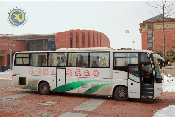 獻(xiàn)血車開進(jìn)校園，愛心溢滿人間(圖1)