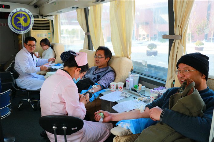 獻(xiàn)血車開進(jìn)校園，愛心溢滿人間(圖8)