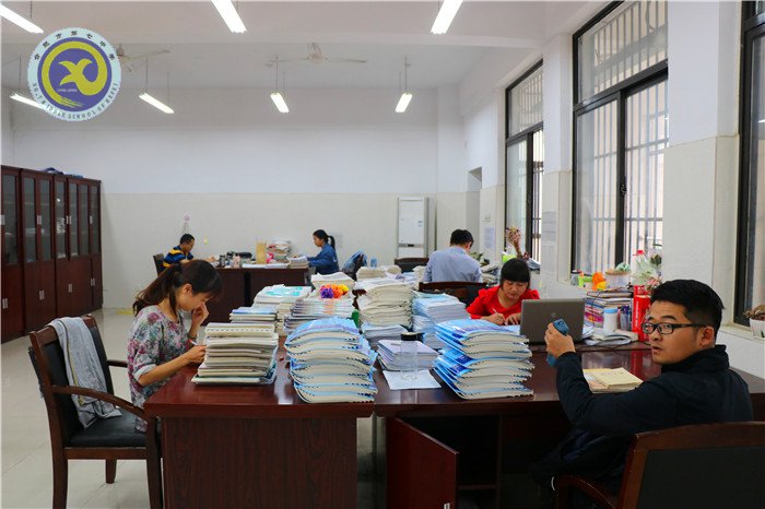 辦公環(huán)境大檢查 校園綻放文明花(圖3)