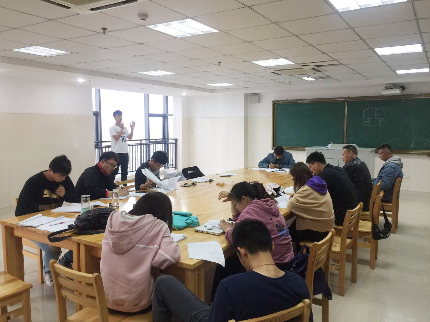 青年教師無(wú)生上課，提升體育課堂品質(zhì)(圖1)