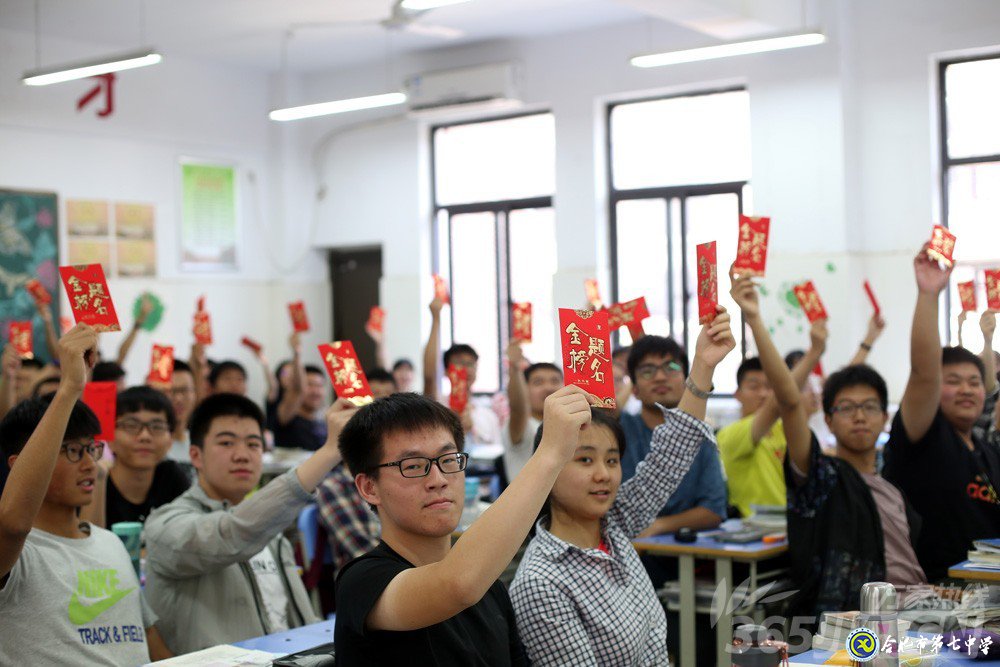 萬家熱線：感人！實拍合肥七中畢業(yè)班最后一課：班級大合唱《明天你好》（組圖）(圖9)