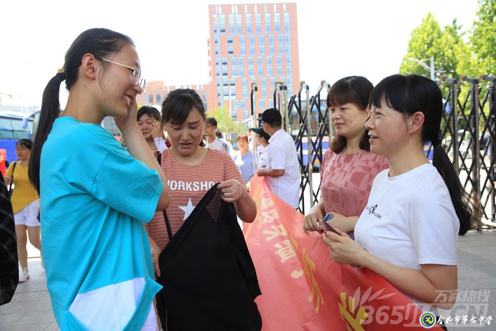 萬家熱線：感人！實拍合肥七中畢業(yè)班最后一課：班級大合唱《明天你好》（組圖）(圖14)