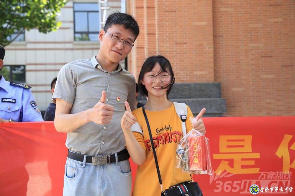 萬家熱線：感人！實拍合肥七中畢業(yè)班最后一課：班級大合唱《明天你好》（組圖）(圖15)