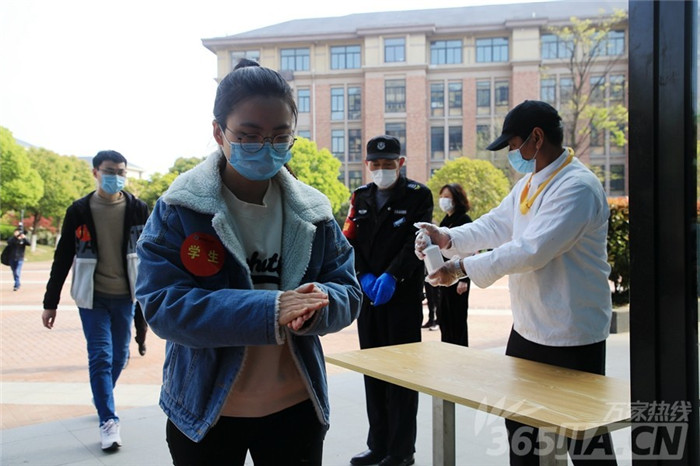 萬家熱線：千余名學(xué)子將這樣報(bào)到、上課 直擊合肥七中“開學(xué)”演練現(xiàn)場(圖10)