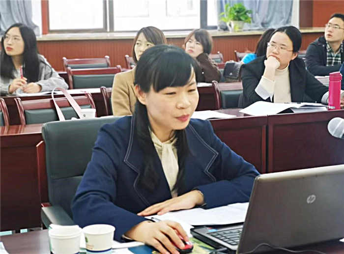 圖為省課題負(fù)責(zé)人牛淼老師作匯報.jpg