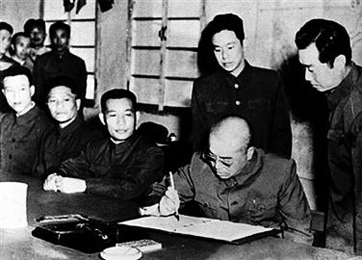 1953年7月27日，彭德懷在朝鮮停戰(zhàn)協(xié)定上簽字.png