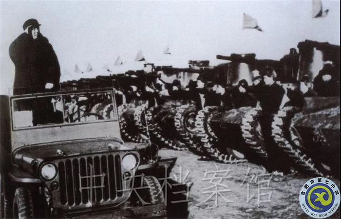 1949年3月25日，毛澤東在西苑機(jī)場檢閱中國人民解放軍坦克部隊。（中央檔案館供圖）.jpg