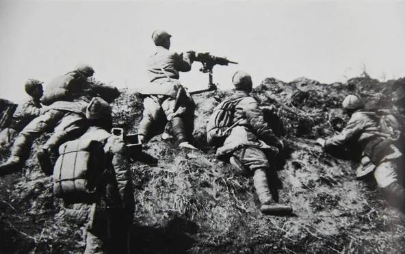 △百團(tuán)大戰(zhàn)，獅腦山戰(zhàn)斗中的我軍機(jī)槍陣地.jpg