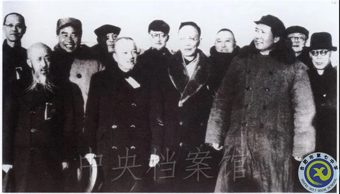 毛澤東、朱德、董必武、林伯渠同馬敘倫、黃炎培、郭沫若等在西苑機(jī)場的合影。（中央檔案館供圖）.jpg