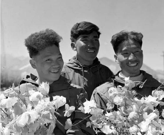 △1960年5月25日凌晨4點(diǎn)20分，中國登山隊(duì)隊(duì)員成功登上珠穆朗瑪峰。（右起）王富洲、貢布（藏族）和屈銀華.png