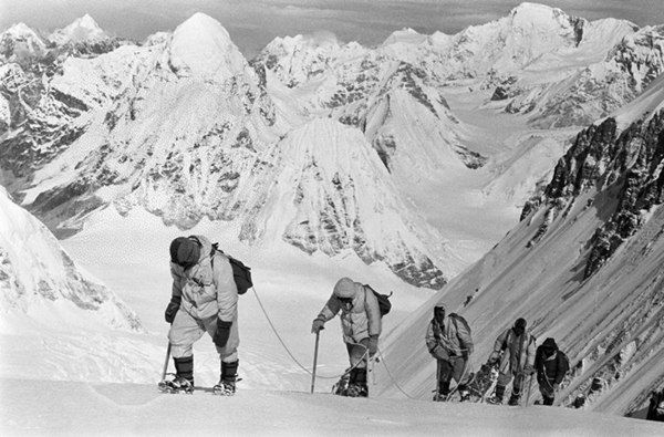 △1960年5月，中國登山隊(duì)隊(duì)員在海拔7150米的冰雪坡上行進(jìn).png