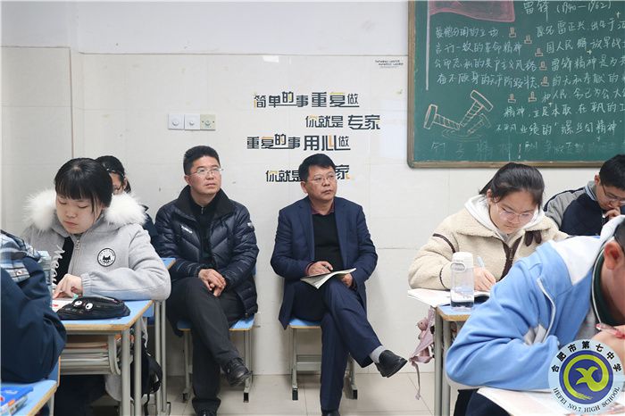 鄧宗國校長認真聽課，記錄 (2).jpg
