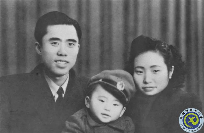 △江姐和丈夫彭詠梧、兒子彭云的合影.jpg