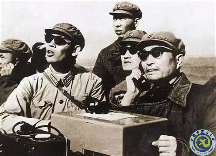 △張愛萍上將手拿話筒，眼觀蘑菇云，正向首都北京匯報喜訊.jpg