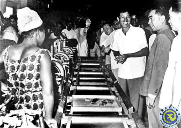 △1964年1月，周總理在訪問幾內(nèi)亞時參觀中國援建的卷煙廠和火柴廠.jpg