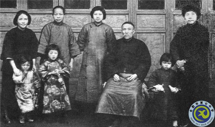 △1927年3月，向警予從莫斯科學(xué)習(xí)回國，從廣州趕赴武漢，途經(jīng)長沙時看望了蔡家親人和兩個孩子，這也是唯一一張全家合照。前排左一為蔡博，左二為蔡妮，后排左一為向警予。（向警予同志紀念館提供）.jpg