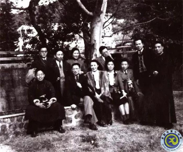 △文藝界人士在香港淺水灣蕭紅墓前合影（前排左起：丁聰、夏衍、白楊、沈?qū)?、葉以群、周而復(fù)、陽翰笙。后排左起：張駿祥、吳祖光、張瑞芳、曹禺）.jpg