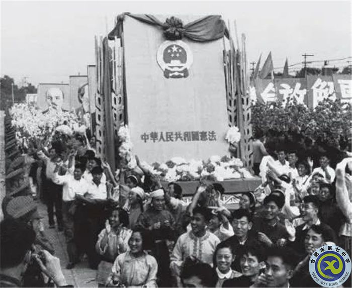 △1954年國慶節(jié)，游行群眾抬著《中華人民共和國憲法》模型通過天安門.jpg