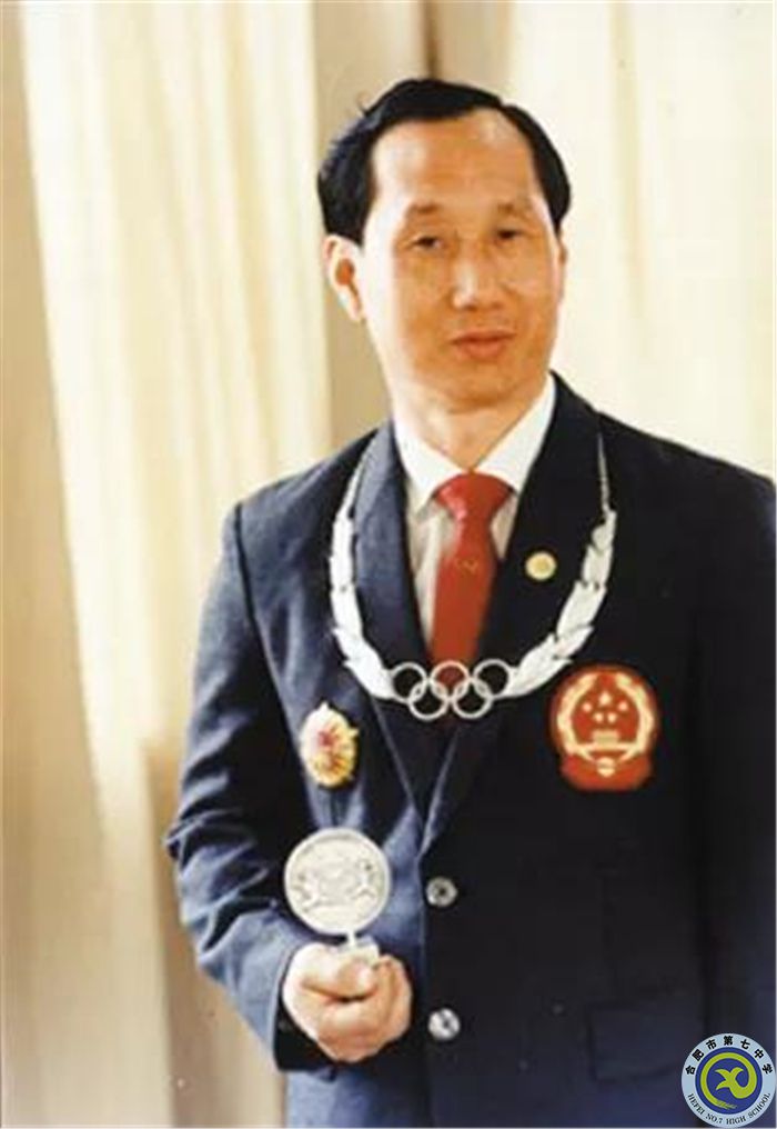 △1987年5月，國(guó)際奧委會(huì)授予陳鏡開(kāi)奧林匹克銀質(zhì)勛章，這是中國(guó)運(yùn)動(dòng)員第一次獲此殊榮。.jpg