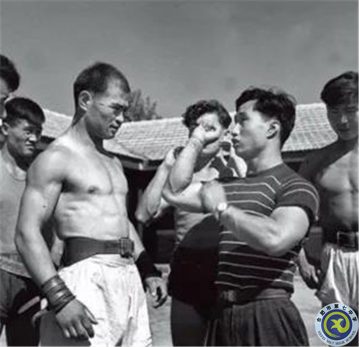 △1959年，在第一屆全國(guó)運(yùn)動(dòng)會(huì)上，陳鏡開(kāi)（右二）為新疆運(yùn)動(dòng)員講解技術(shù)動(dòng)作.jpg