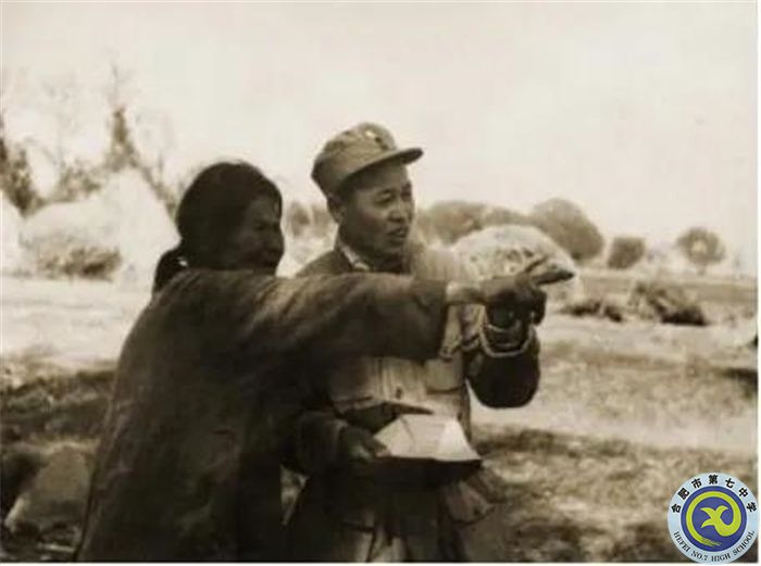 △山東當(dāng)?shù)匾晃淮竽锩爸ｋU(xiǎn)為我軍炮兵指揮員指示炮擊目標(biāo)。（孟良崮戰(zhàn)役紀(jì)念館供圖）.jpg