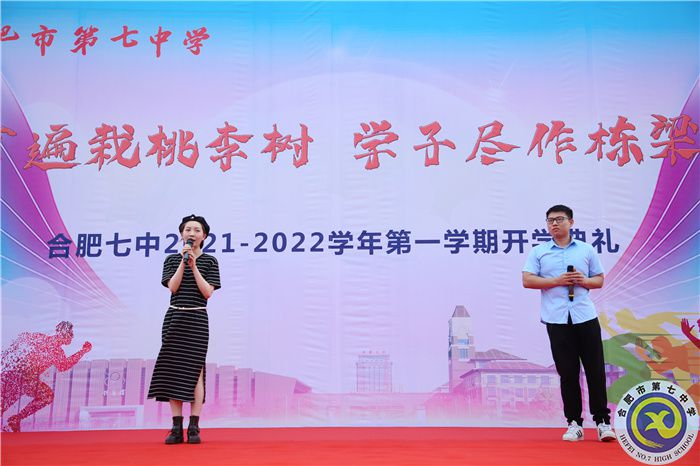 新教師代表李楨、鄭楠演唱《明天會更好》.jpg