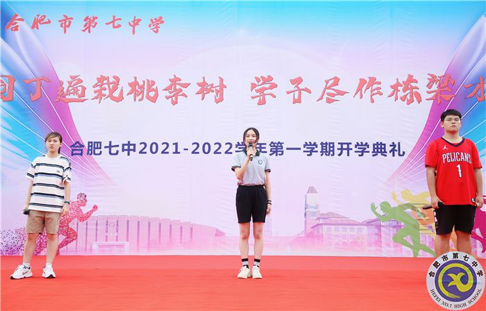 高三學生表演《.jpg