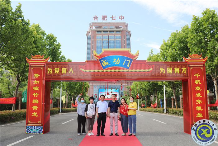 高三離校前鄧校、宋主任與家長合影.jpg