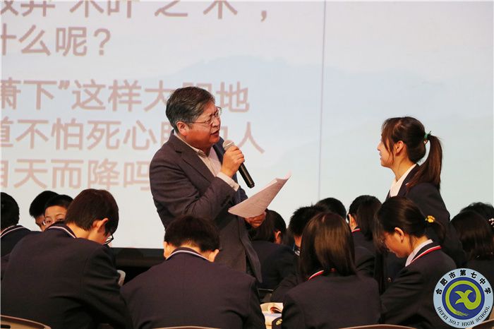 劉孝峰老師與學生互動副本.jpg