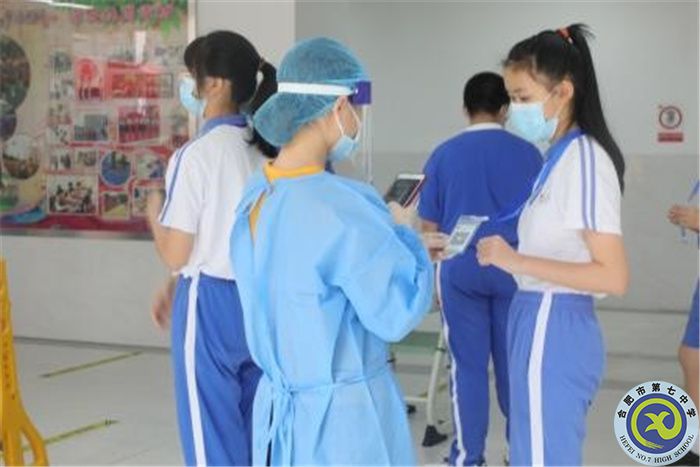 圖為檢測組老師早早到達(dá)指定崗位，為師生掃碼登記信息.jpg
