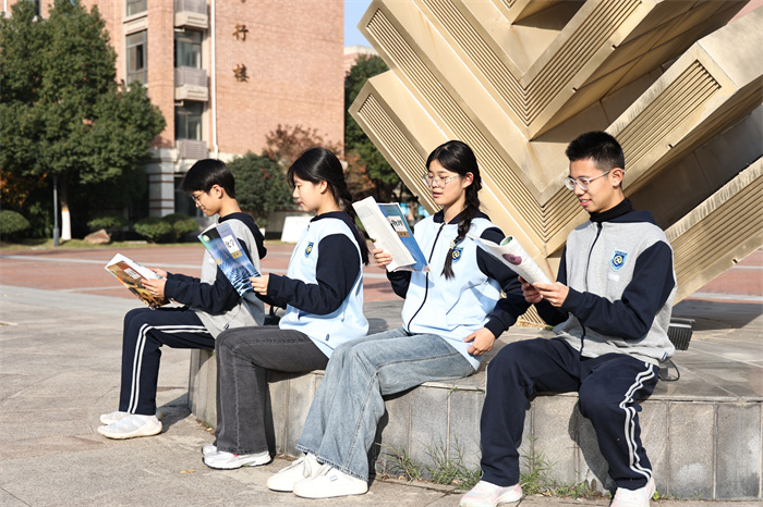 學(xué)生看書.jpg