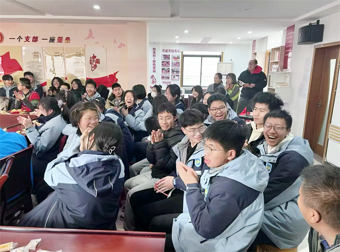 合肥七中高一（21）班走進(jìn)春芽陽光家園開展愛心公益活動(dòng)(圖3)