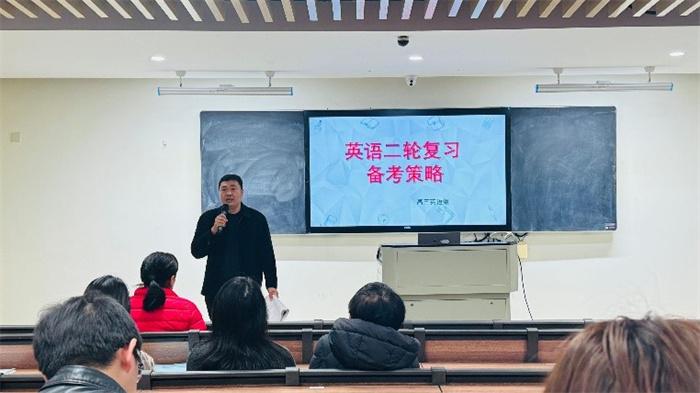 合肥七中英語(yǔ)學(xué)科主任白云濤評(píng)課.jpg
