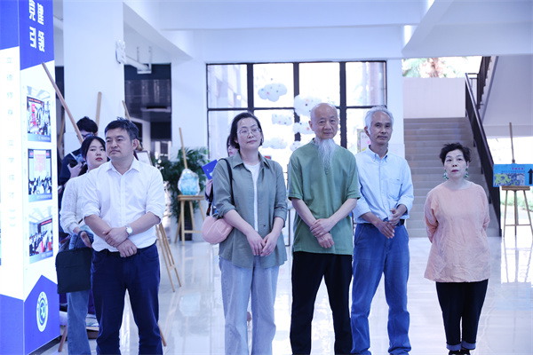“等待花開——楊和平、于澎版畫作品巡展”在合肥七中盛大開幕(圖3)