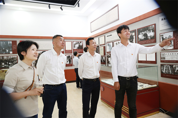 合肥七中行政黨支部開(kāi)展主題黨日活動(dòng)(圖3)