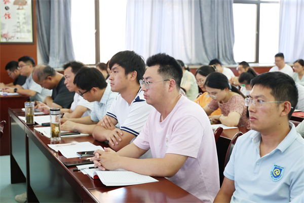 合肥七中召開全體黨員大會(huì)暨深入貫徹中央八項(xiàng)規(guī)定精神學(xué)習(xí)教育講座(圖2)