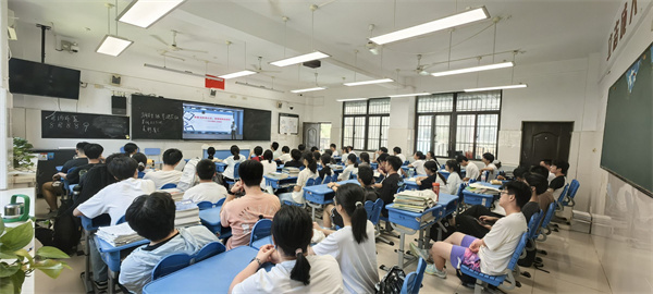 學(xué)生觀看校園電視臺.jpg